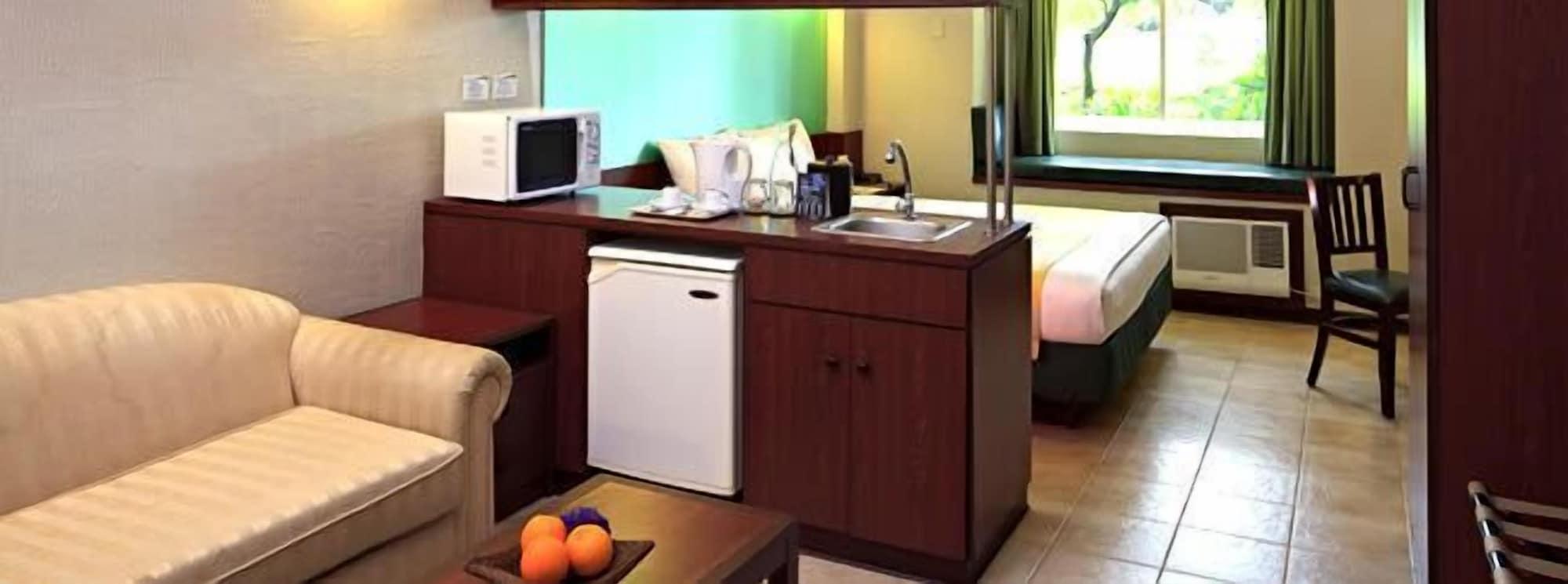 Microtel By Wyndham Tarlac Bagian luar foto