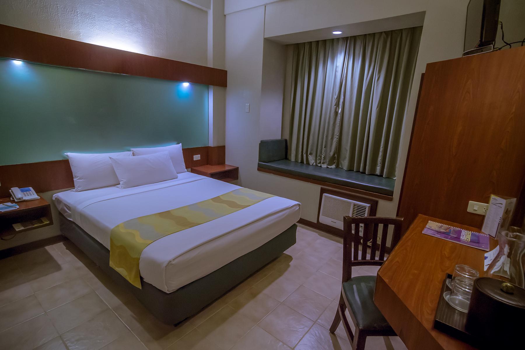 Microtel By Wyndham Tarlac Bagian luar foto