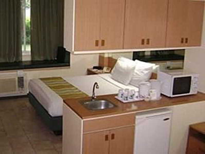Microtel By Wyndham Tarlac Bagian luar foto